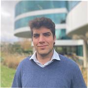 Me considero una persona con buena capacidad de transmitir y dinámico, graduado en derecho.